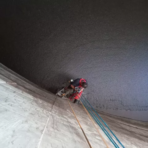 Intervention de notre technicien cordiste expérimenté dans une cuve de stockage de digestat